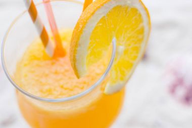 Kum zemin üzerine tatil aksesuarları