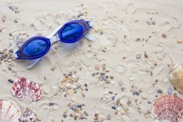 Vakantie accessoires op zand achtergrond — Stockfoto
