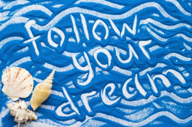 Renkli kum üzerinde yazıt