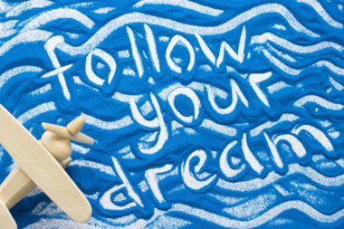 Renkli kum üzerinde yazıt