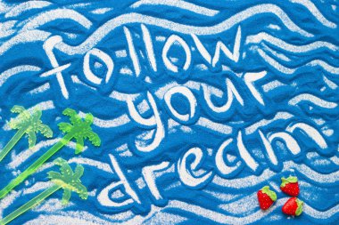 Renkli kum üzerinde yazıt