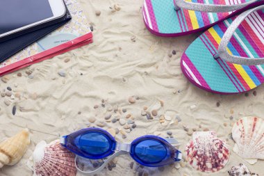 Kum zemin üzerine tatil aksesuarları