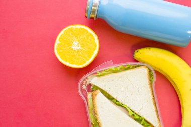 Gül arka plan üzerinde Servis Kahvaltı