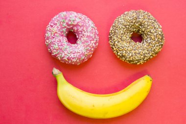 Gül arka plan üzerinde Servis Kahvaltı