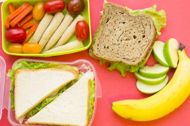 Gül arka plan üzerinde Servis Kahvaltı