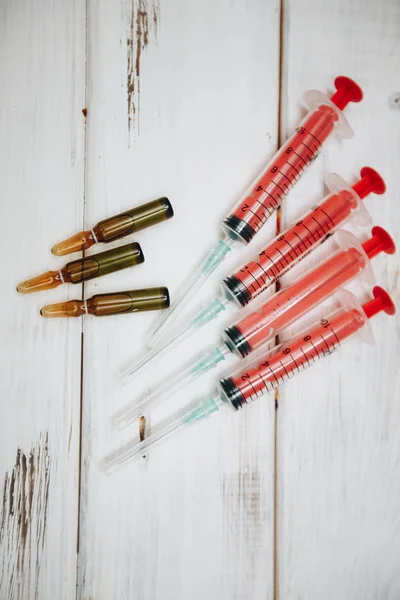 Bílé pozadí s injekční stříkačky — Stock fotografie