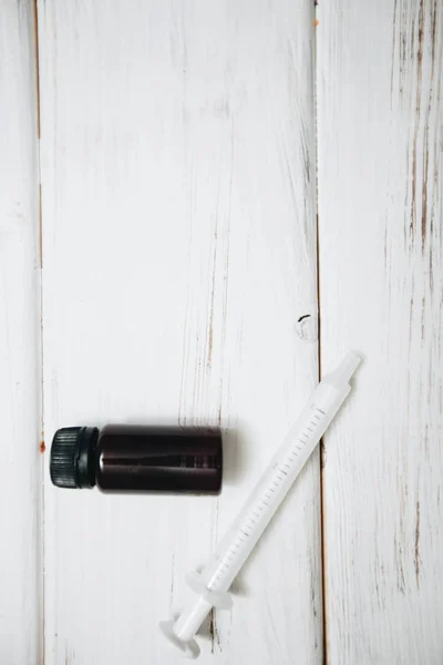 Bílé pozadí s injekční stříkačky — Stock fotografie