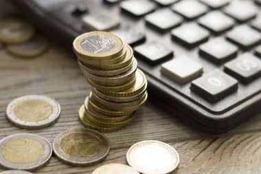 Bozuk paralar farklı pozisyonlarda üst üste istiflenir.