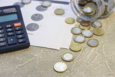 Bozuk paralar farklı pozisyonlarda üst üste istiflenir.