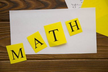 Matematik kavramı koyu ahşap zemin üzerine eğitim