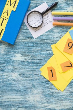 Okul malzemeleri mavi ahşap arka plan üzerinde