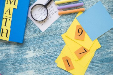 Okul malzemeleri mavi ahşap arka plan üzerinde