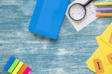 Okul malzemeleri mavi ahşap arka plan üzerinde