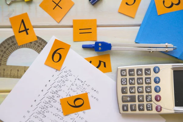 Renkli ahşap arka plan üzerinde ileti örneği