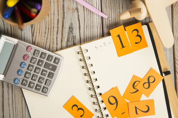 Gri ahşap arka plan üzerinde ileti örneği