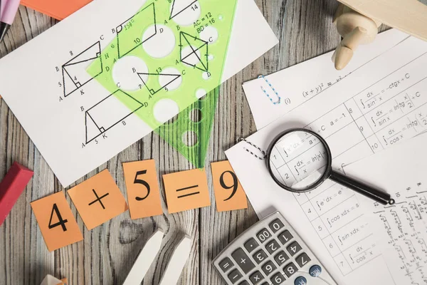 Gri ahşap arka plan üzerinde ileti örneği