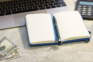 Paralar yakınındaki bir keabord bir dizüstü bilgisayar