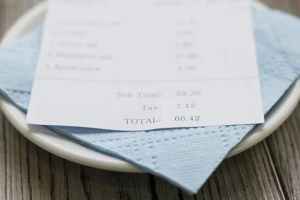 Pagar la factura del restaurante — Foto de Stock