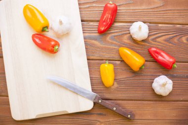 Pişirme malzemelerin ahşap bir masa üzerine