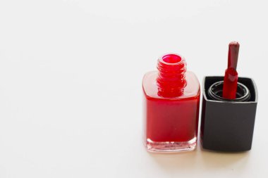 Beyaz arkaplanda tırnak cilası