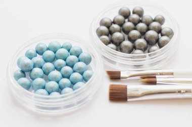 Beyaz arkaplanda kozmetik ürünleri