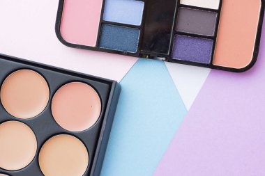 Pastel renkler arka plan üzerinde kozmetik ürünleri