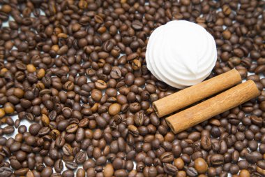 Kahve fincanı ve kahve çekirdeği.