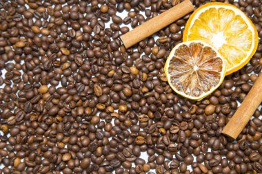 Kahve fincanı ve kahve çekirdeği.