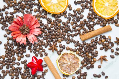 Kahve fincanı ve kahve çekirdeği.