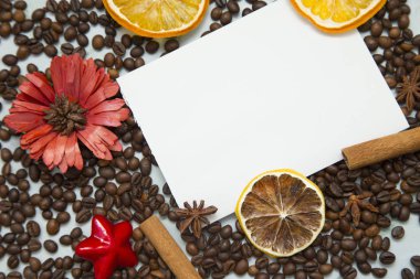 Kahve fincanı ve kahve çekirdeği.