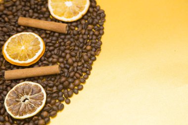 Kahve fincanı ve kahve çekirdeği.