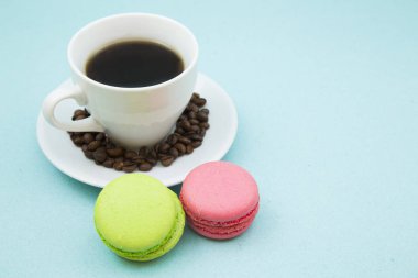 Kahve fincanı ve kahve çekirdeği.