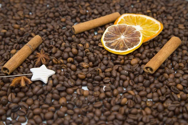 Kahve fincanı ve kahve çekirdeği.