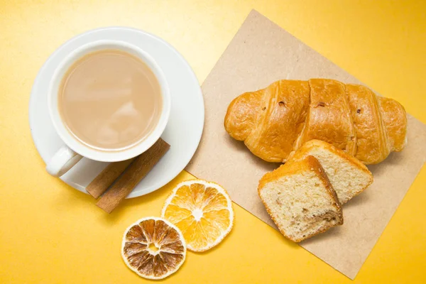 Kaffeetasse und Kaffeebohnen — Stockfoto