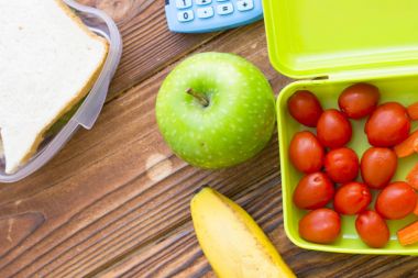 Ahşap arka plan üzerinde Servis Kahvaltı