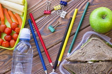 Ahşap arka plan üzerinde Servis Kahvaltı