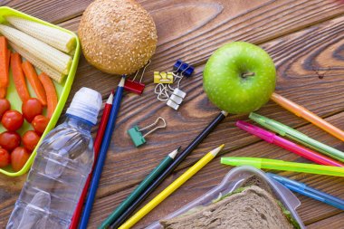 Ahşap arka plan üzerinde Servis Kahvaltı