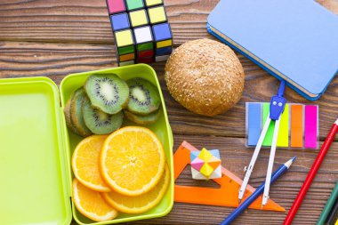 Ahşap arka plan üzerinde Servis Kahvaltı