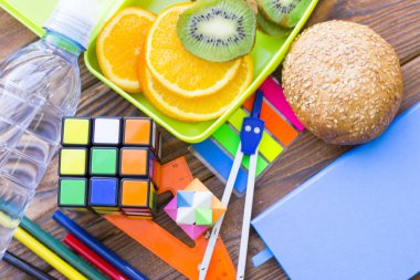 Ahşap arka plan üzerinde Servis Kahvaltı