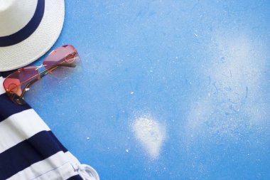 Yaz ansemble ile mavi arka plan