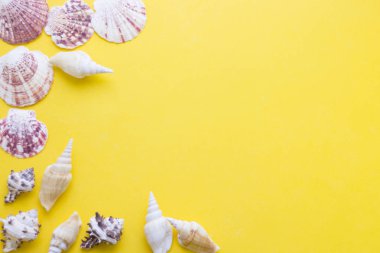 Sarı arka plan öğeleri seyahat ile