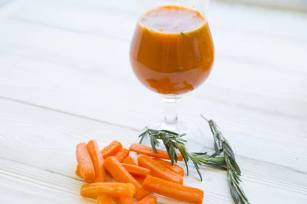 Buah segar dan smoothie sayuran — Stok Foto