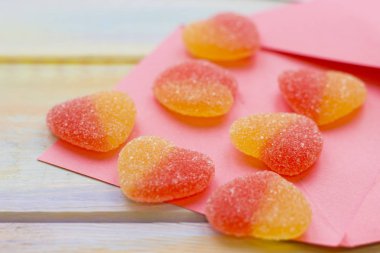 Pembe zarf sakızlı Kalpler