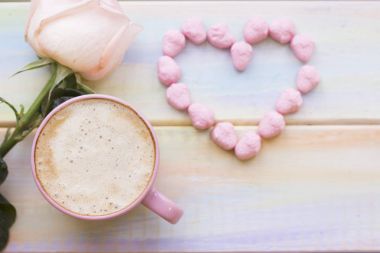 Kahve ve bir gül ile arka plan