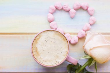 Kahve ve bir gül ile arka plan