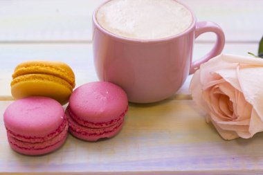 Kahve, kurabiye ve şeftali bir gül