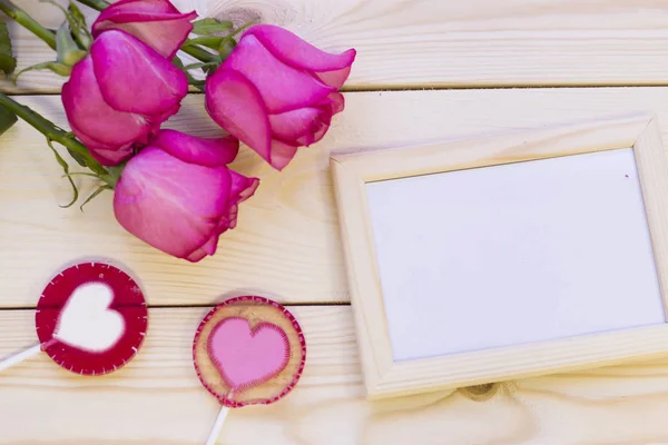 Rosas rosadas sobre fondo de madera — Foto de Stock