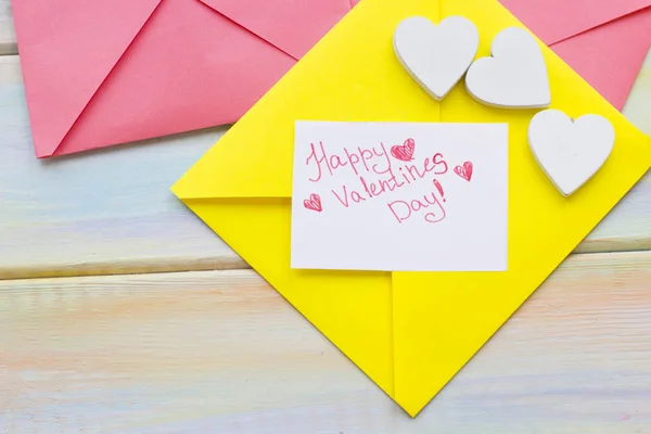 Une note d'amour dans une enveloppe jaune — Photo