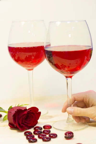 빨간 장미와 함께 레드 와인 2 잔 — 스톡 사진