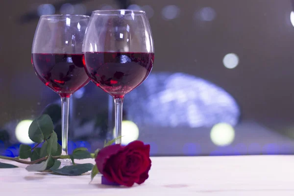 Twee glazen rode wijn met een rode roos — Stockfoto